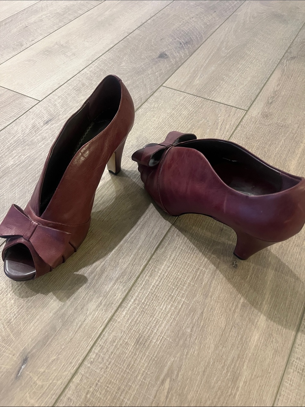 Bella Vita Burgundy Peep-Toe Bow Heels 11 Narrow (11N)